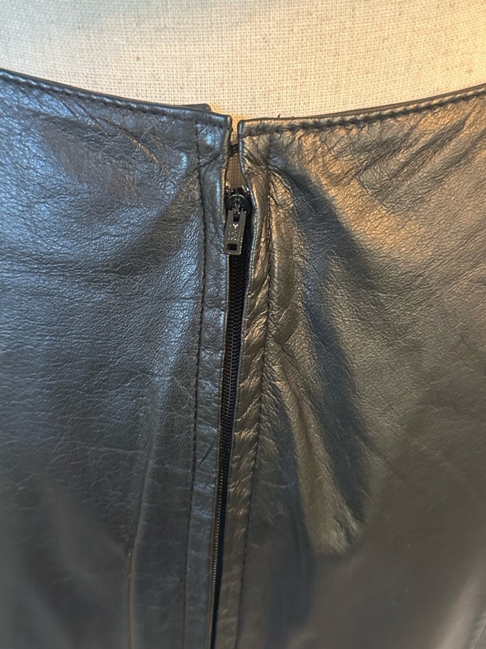 Lew Magram | VTG Black Genuine Leather Pencil Skirt, Size 8 - Picture 5 of 10